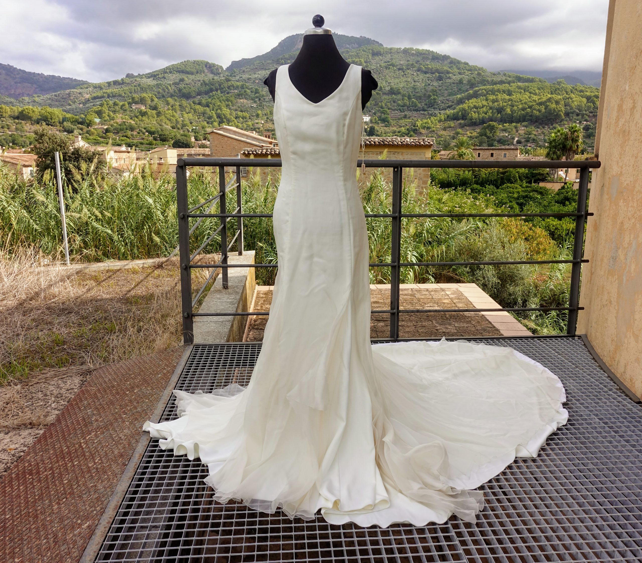 Vestido de novia modelo Ámbar de la firma Victorio & Lucchino | Fundació  Deixalles Tienda online