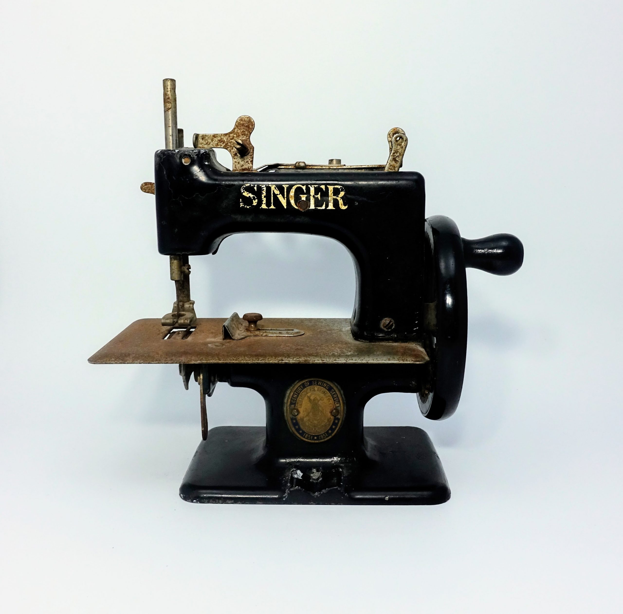 Antigua mini máquina de coser Singer Sewhandy modelo 20-10.