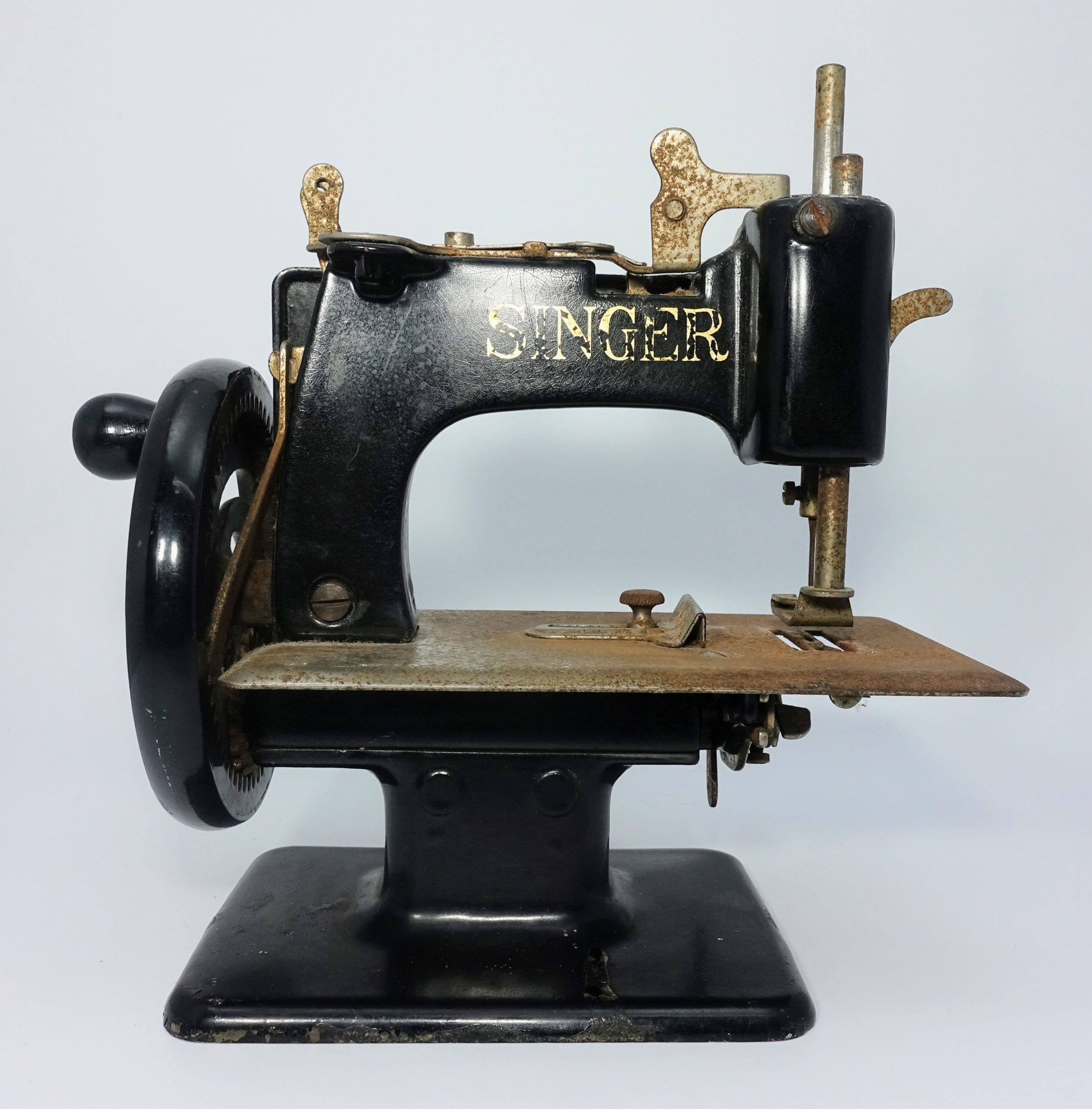 Antigua mini máquina de coser Singer Sewhandy modelo 20-10