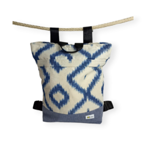 Mochila hecha a mano con tela de “llengües”